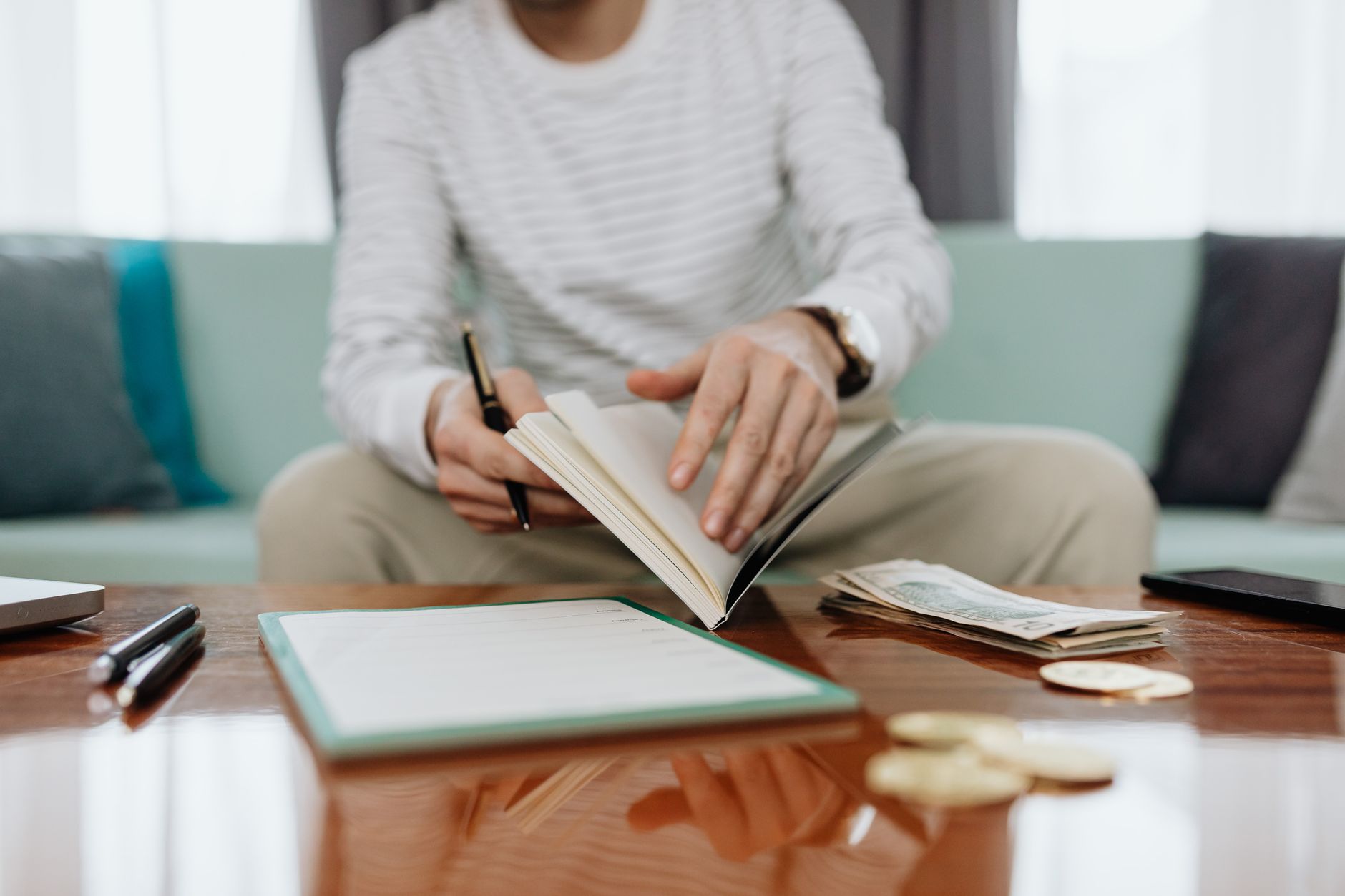 Pessoa revisando contas, calculadora e caderno antes de negociar dívida com ERFOLG