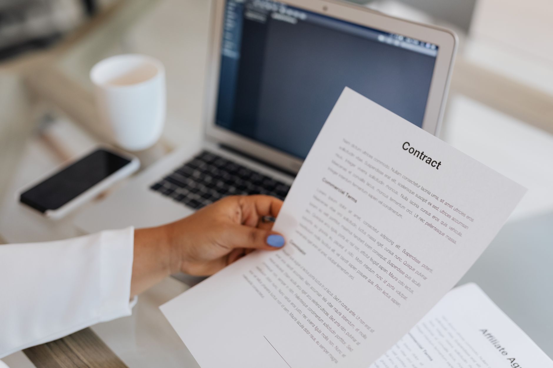 Documentos de contrato e notebook usados para entender a origem de uma dívida cedida