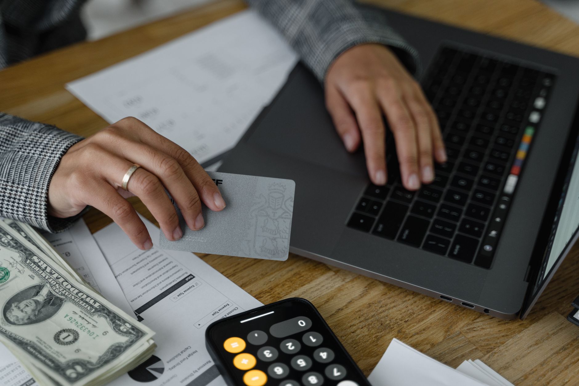 Calendário, notebook e documentos usados para acompanhar acordo e registro no Serasa