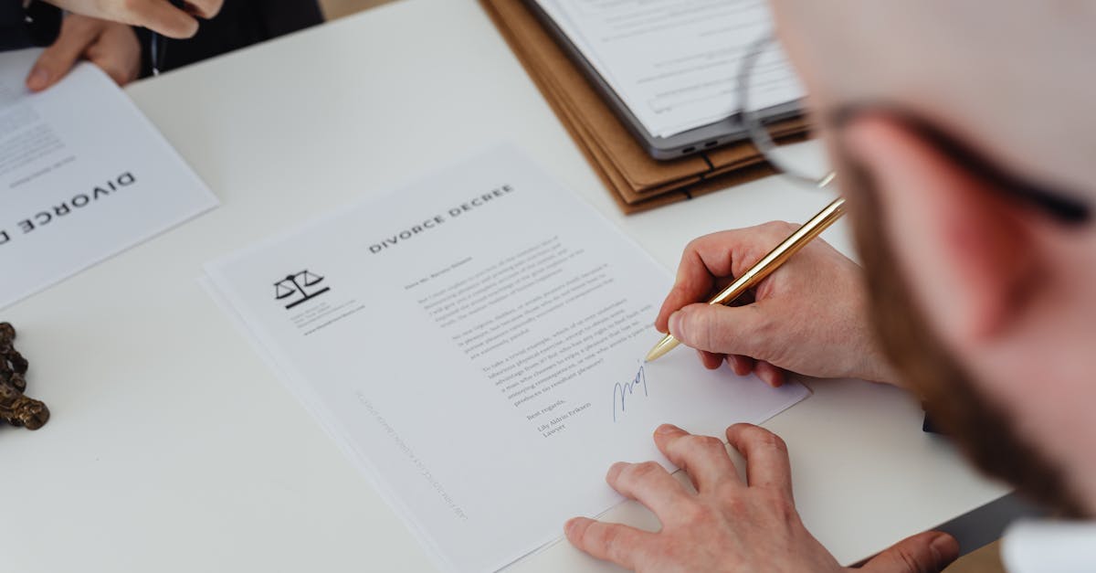 Contrato financeiro com assinatura e documentos de cessao de credito
