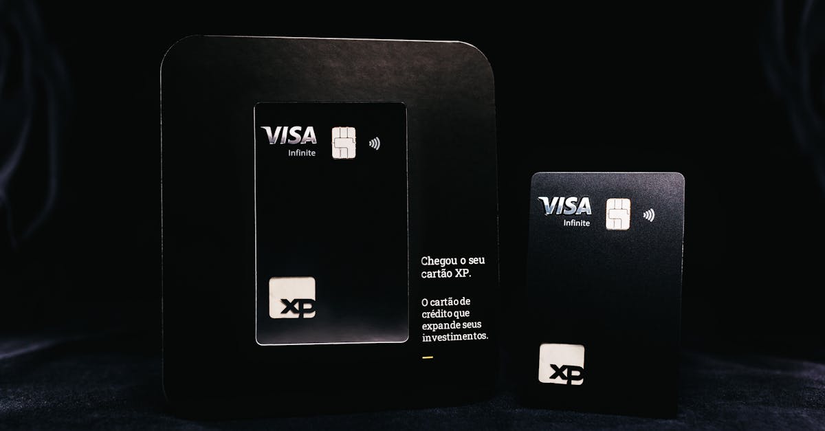 Duas pessoas negociando acordo financeiro com documentos sobre a mesa