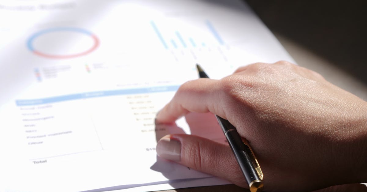 Contrato financeiro e caneta representando transferencia de credito