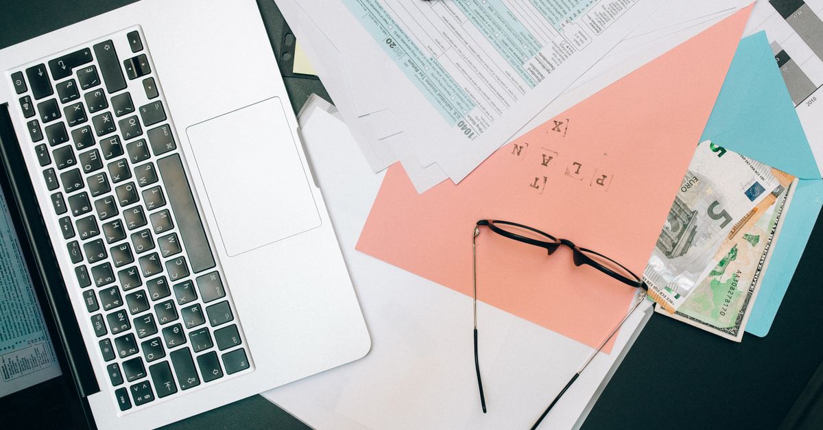 Documentos e graficos financeiros em mesa de escritorio