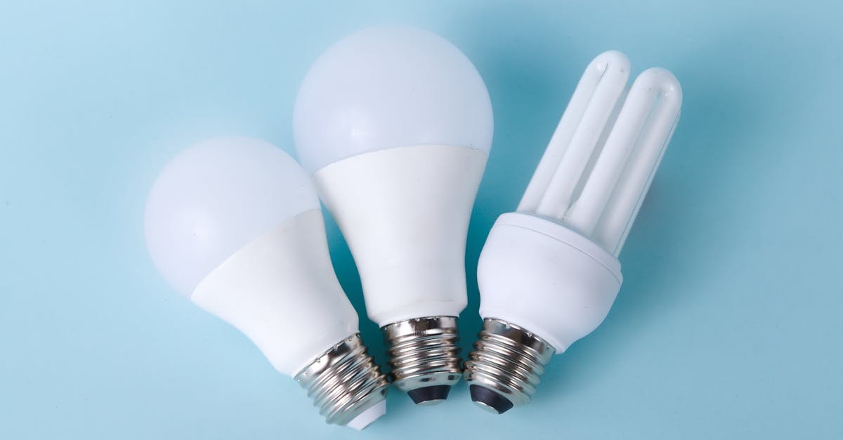 Lampada economica e conta de energia sobre mesa de casa