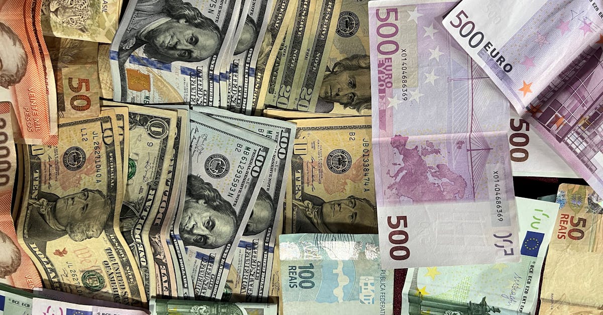 Pessoa organizando dinheiro, boletos e anotacoes de orcamento mensal sobre uma mesa