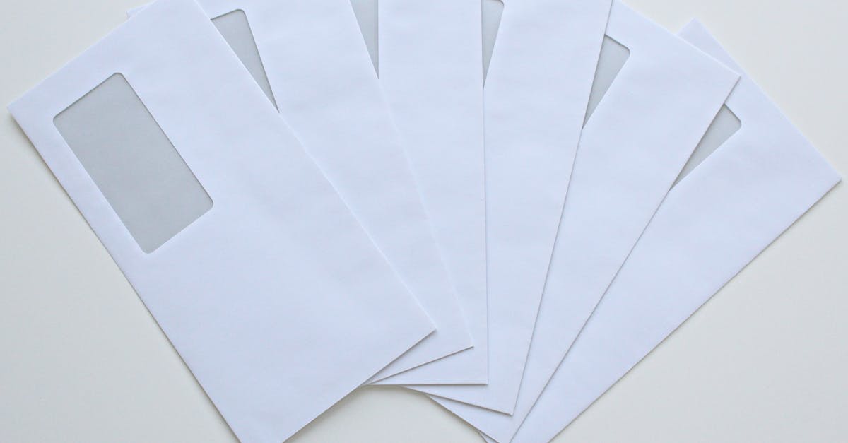 Contas atrasadas organizadas em envelopes com caneta e calendario