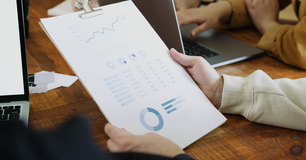 Documento financeiro e notebook representando consulta de restricao de credito