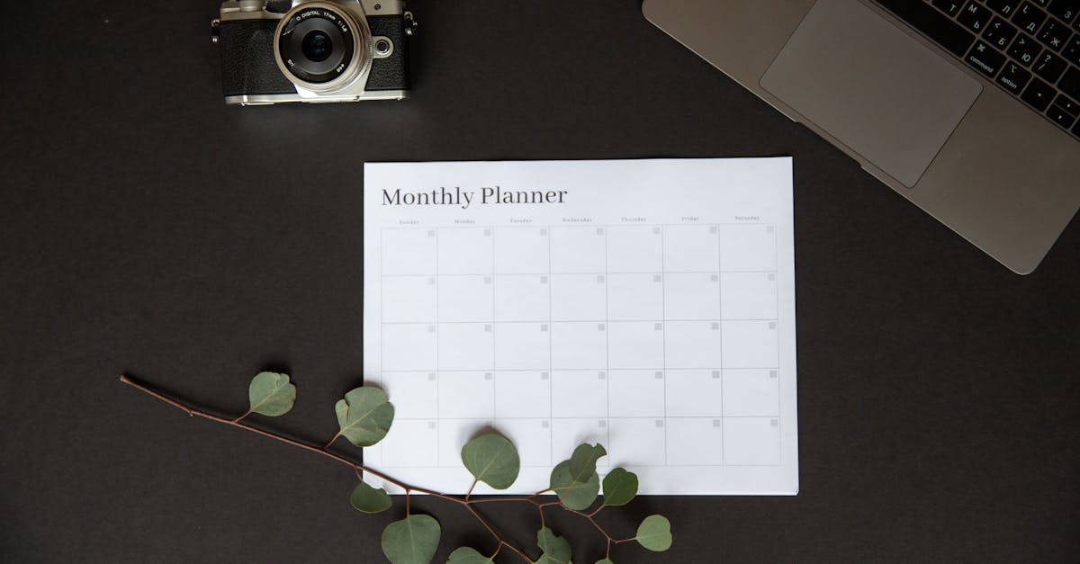 Calendario mensal, caderno e calculadora para planejamento financeiro