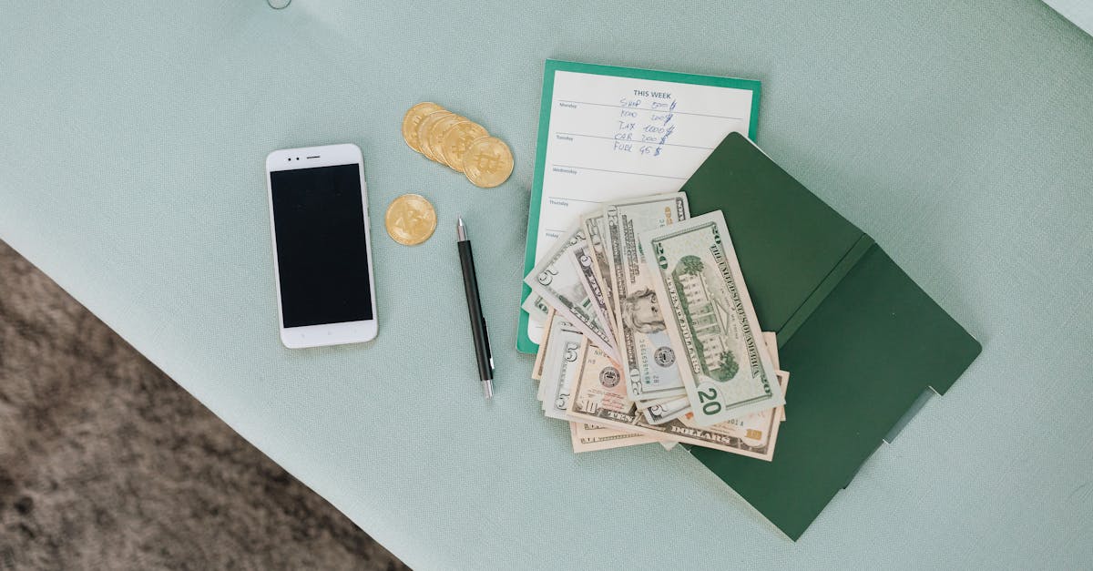 Celular ao lado de caderno e documentos financeiros durante ligacao de cobranca
