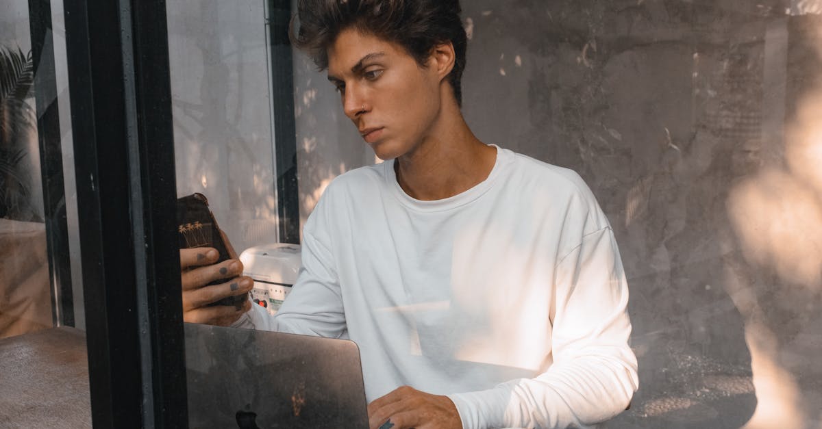 Pessoa trabalhando em casa com notebook e celular para renda extra